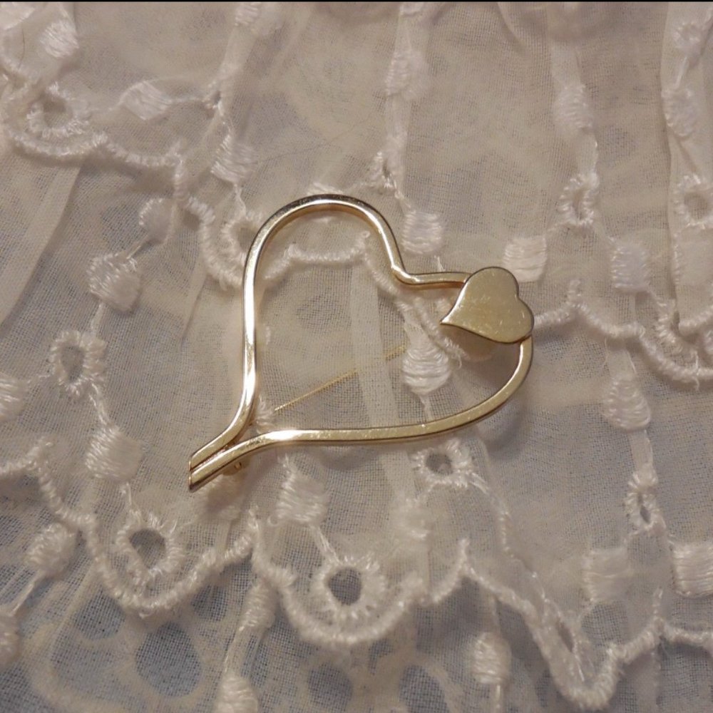 Perfect for Valentines Day! Sarah Coventry Heart Brooch Gold Tone